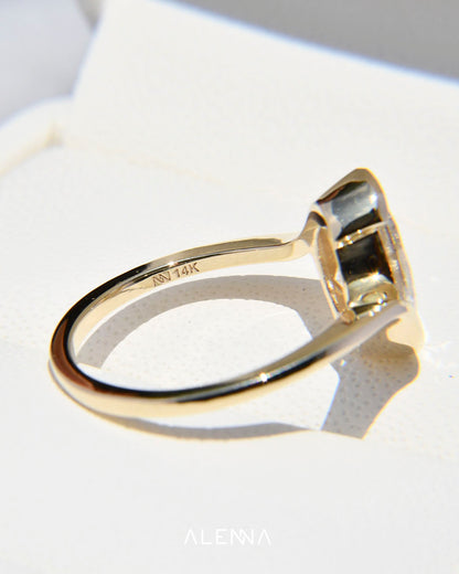 Anillo de Compromiso Mizuki con Diamante Oval