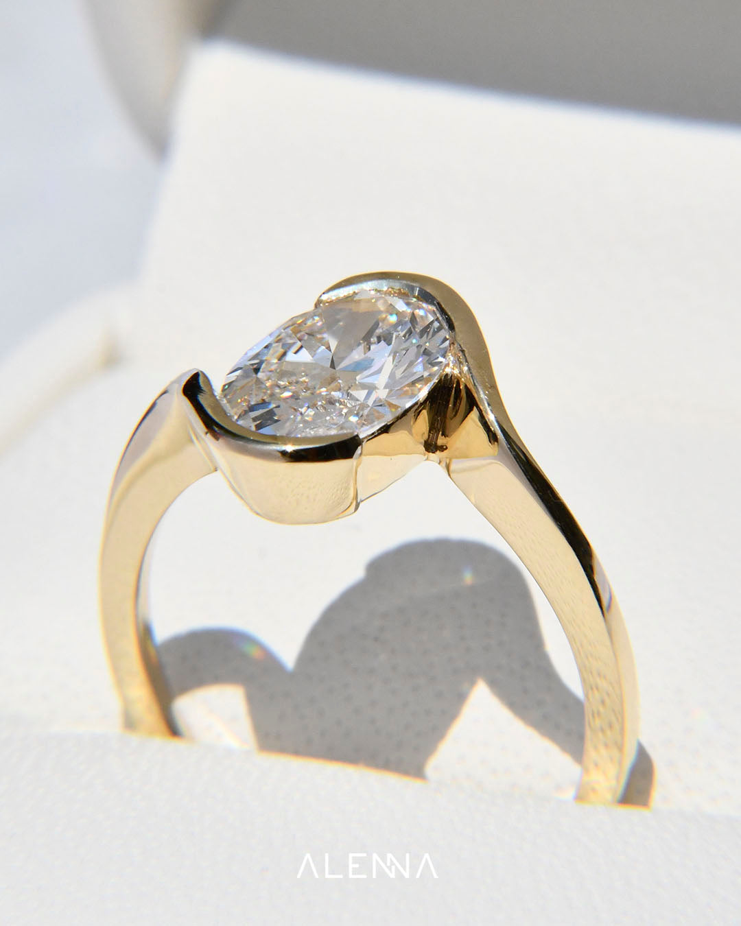 Anillo de Compromiso Mizuki con Diamante Oval