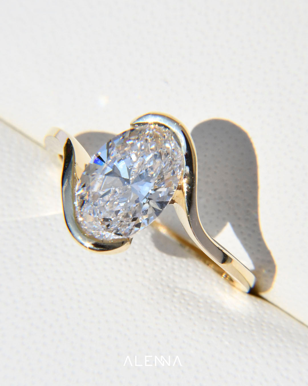 Anillo de Compromiso Mizuki con Diamante Oval