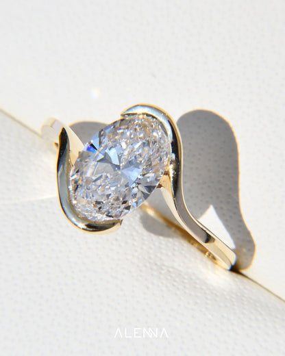 Anillo de Compromiso Mizuki con Diamante Oval