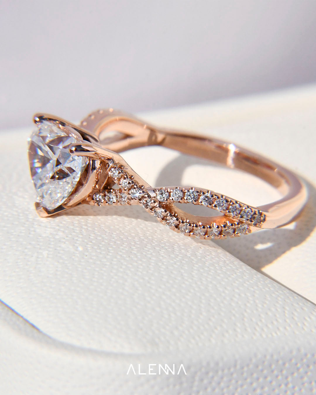 Anillo de Compromiso Asami con Diamante Corazón y Diamantes Redondos