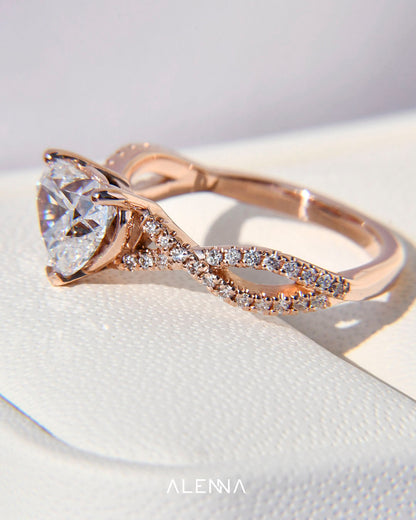 Anillo de Compromiso Asami con Diamante Corazón y Diamantes Redondos