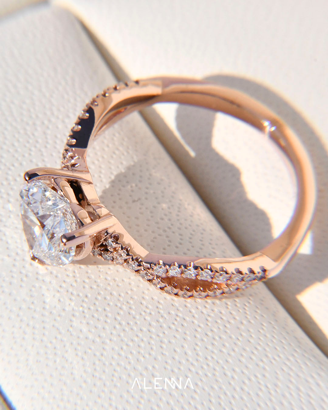 Anillo de Compromiso Asami con Diamante Corazón y Diamantes Redondos