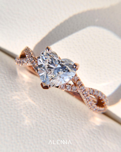 Anillo de Compromiso Asami con Diamante Corazón y Diamantes Redondos