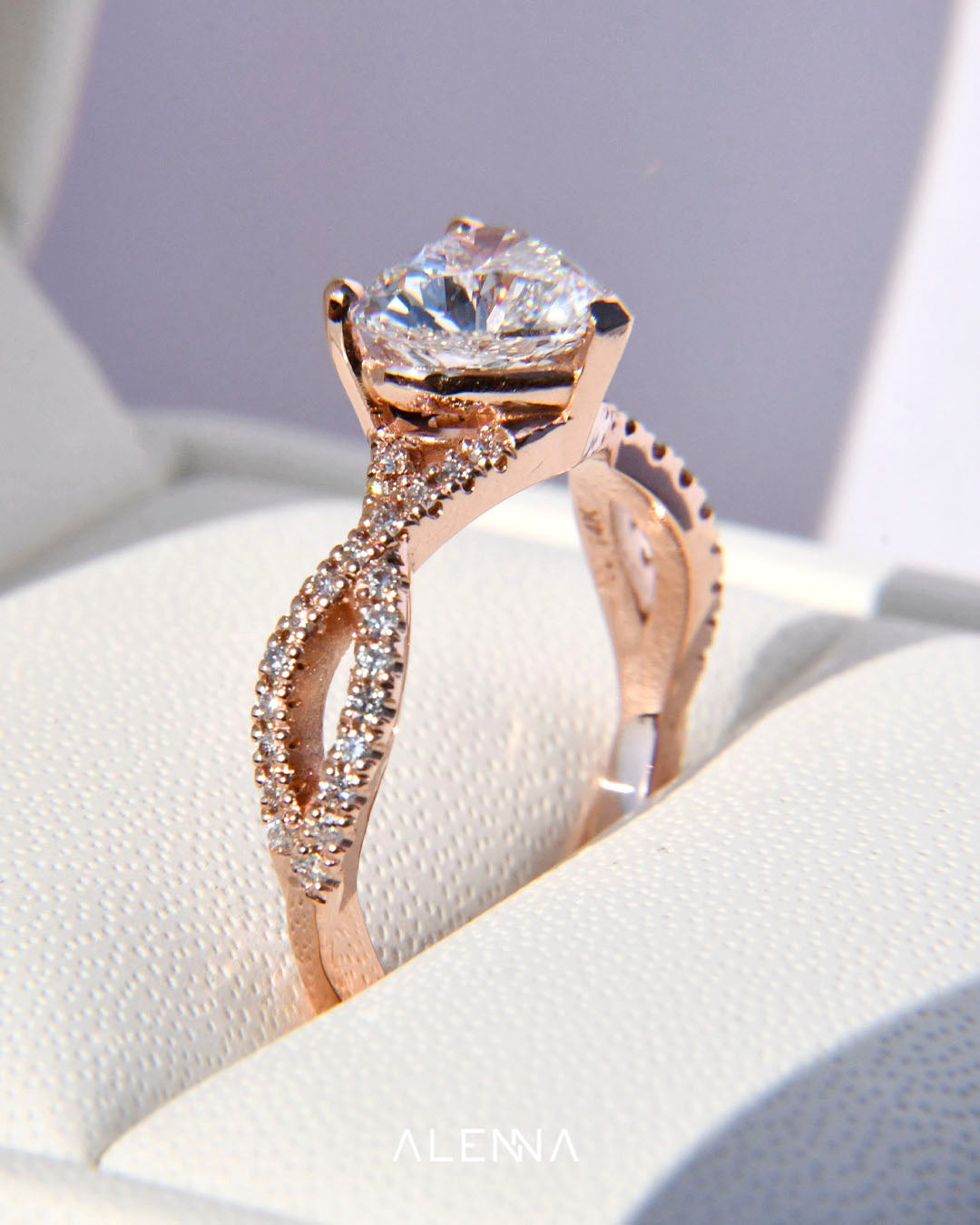 Anillo de Compromiso Asami con Diamante Corazón y Diamantes Redondos