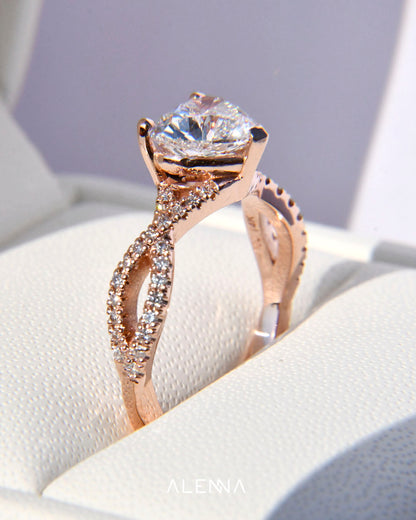 Anillo de Compromiso Asami con Diamante Corazón y Diamantes Redondos