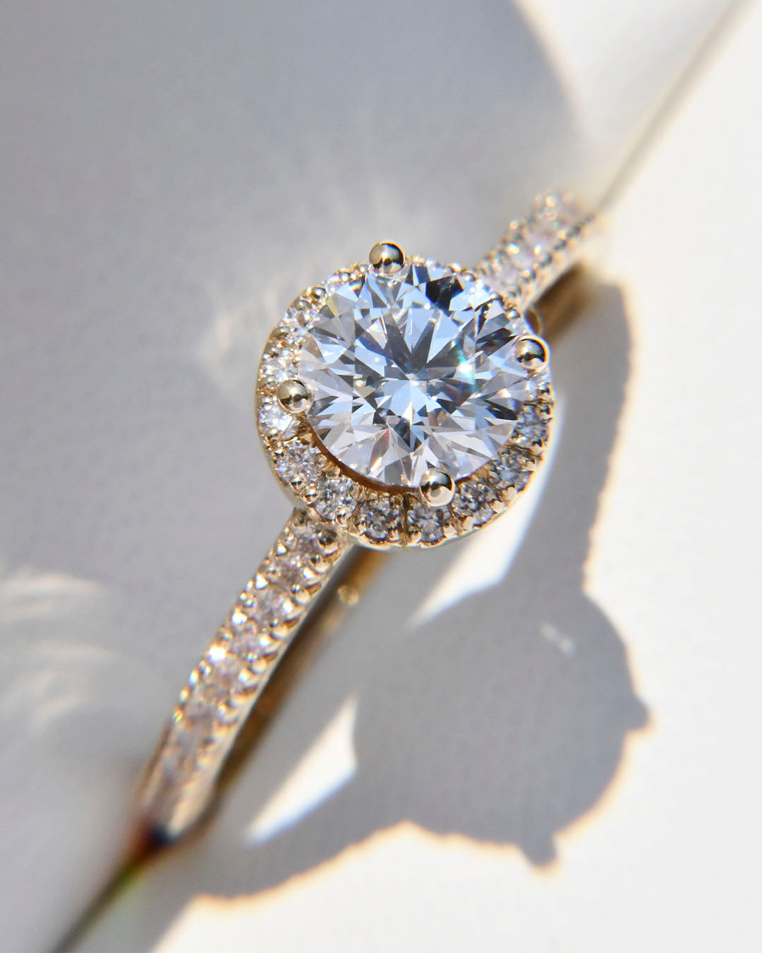 Anillo de Compromiso Aurora con Diamante Corte Redondo + Halo y Laterales