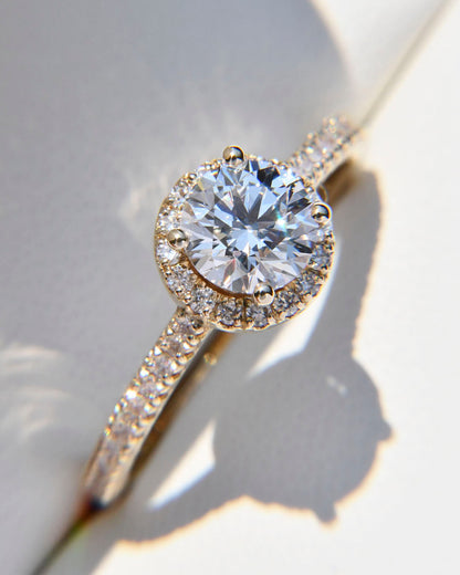 Anillo de Compromiso Aurora con Diamante Corte Redondo + Halo y Laterales