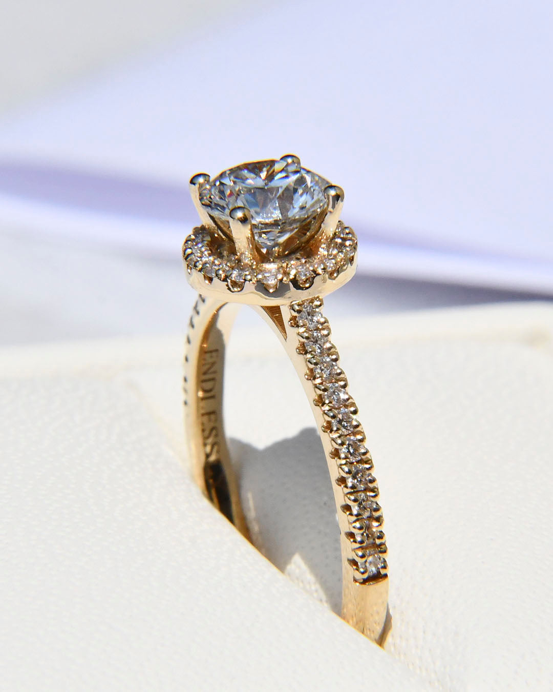 Anillo de Compromiso Aurora con Diamante Corte Redondo + Halo y Laterales