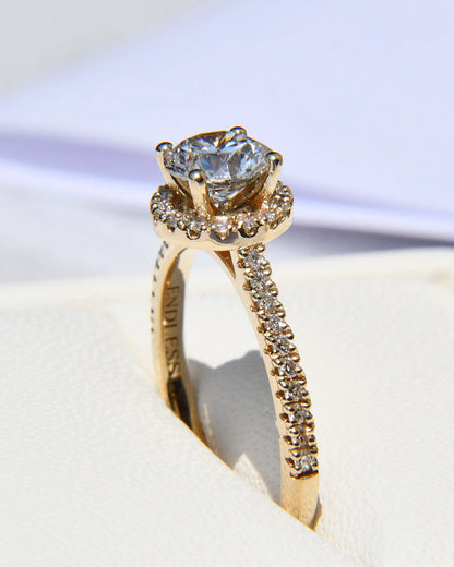 Anillo de Compromiso Aurora con Diamante Corte Redondo + Halo y Laterales