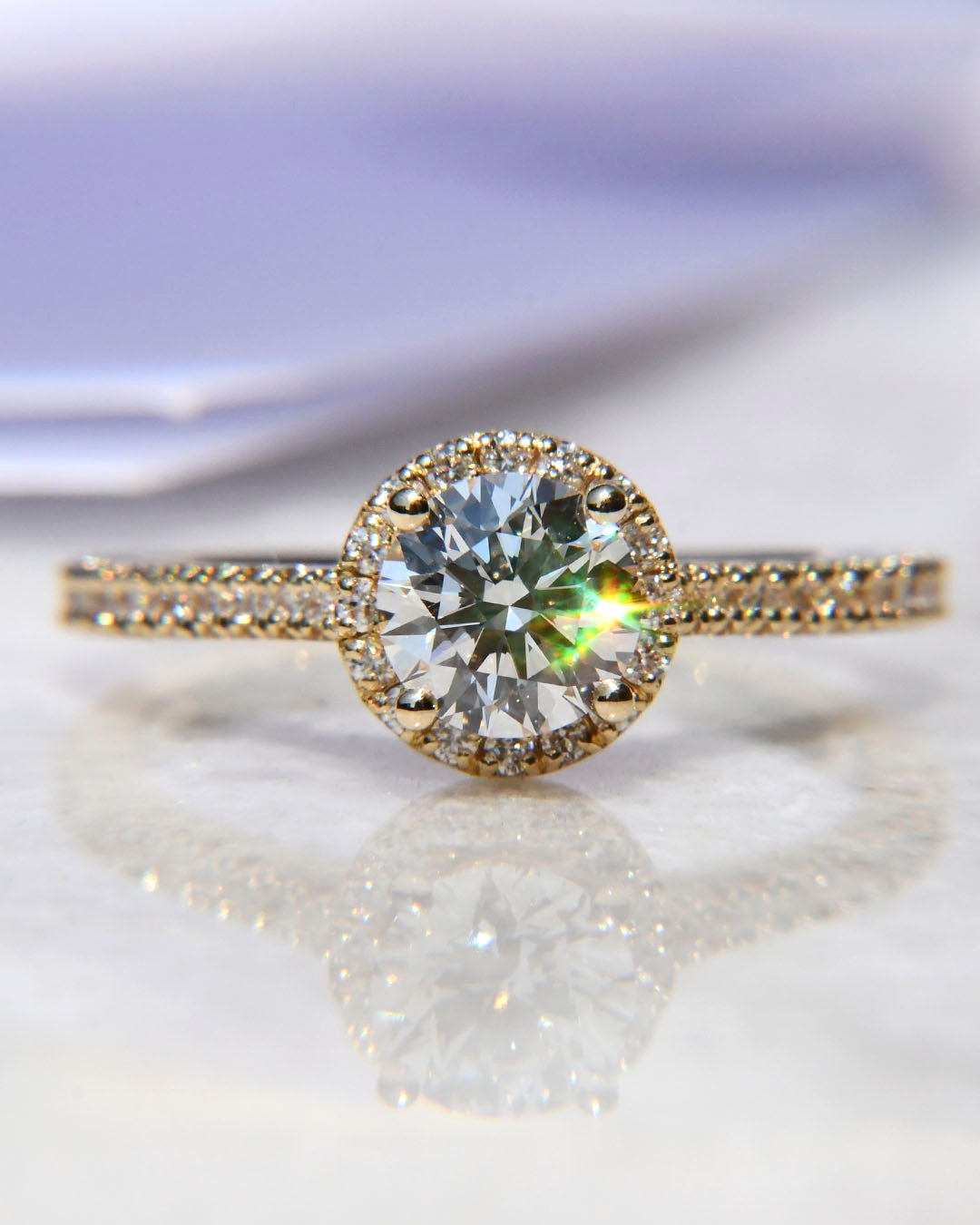 Anillo de Compromiso Aurora con Diamante Corte Redondo + Halo y Laterales