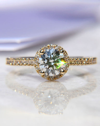 Anillo de Compromiso Aurora con Diamante Corte Redondo + Halo y Laterales