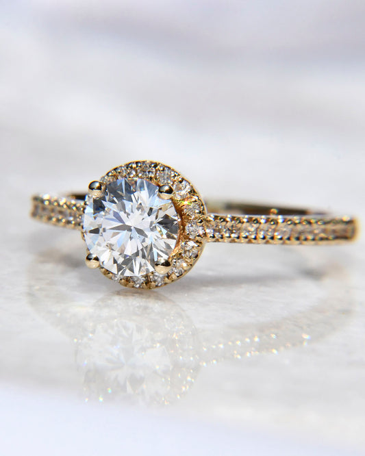 Anillo de Compromiso Aurora con Diamante Corte Redondo + Halo y Laterales