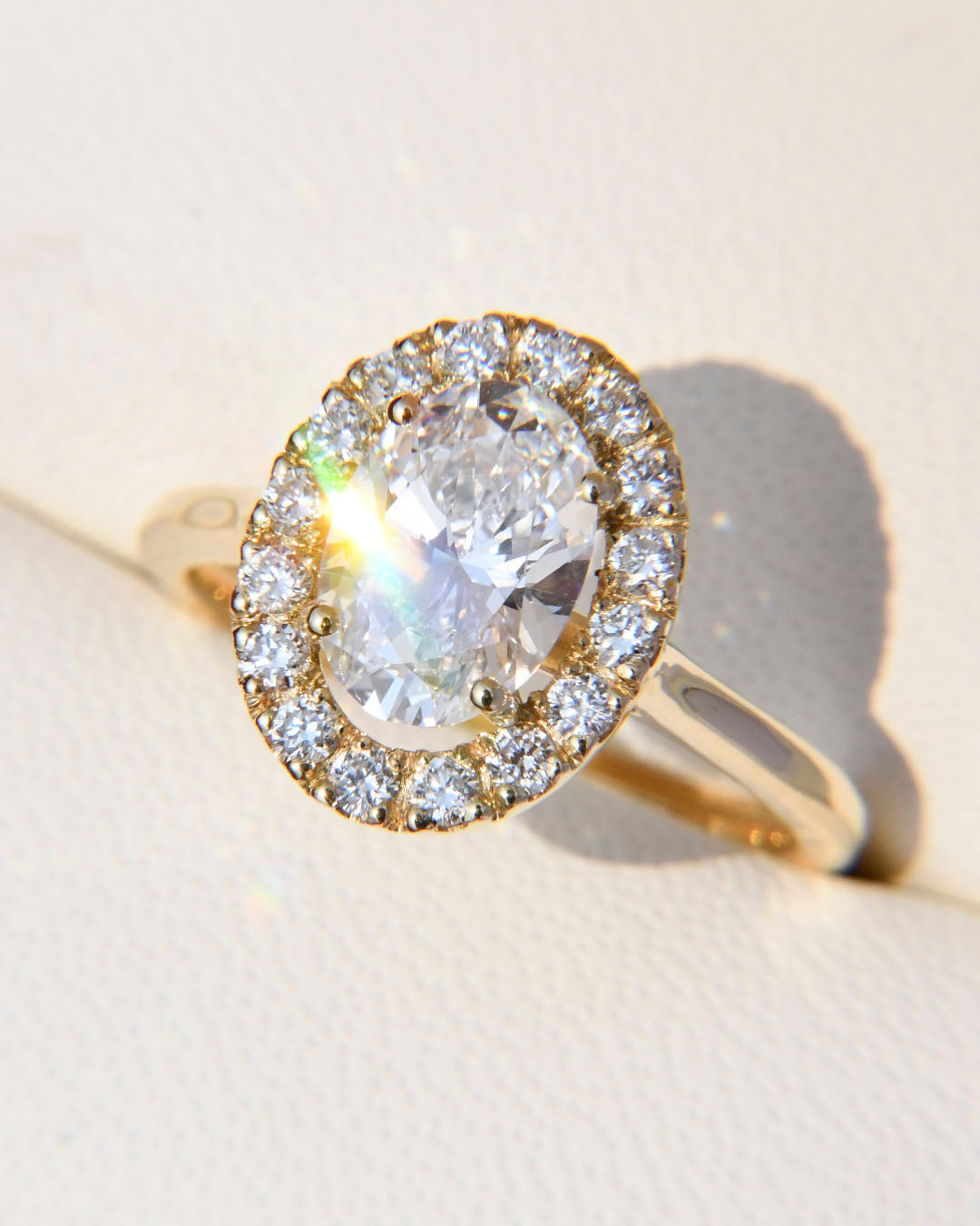 Anillo de Compromiso Arianna con Diamante Corte Oval + Halo