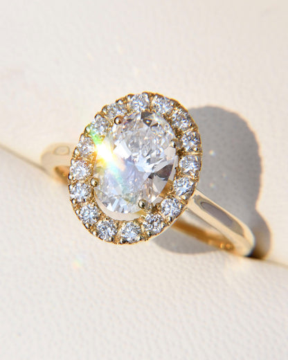Anillo de Compromiso Arianna con Diamante Corte Oval + Halo