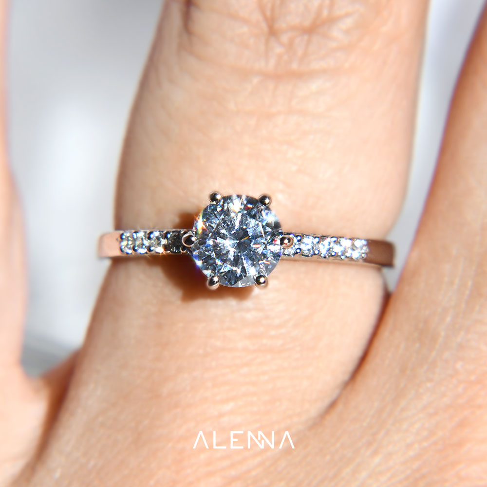 Anillo de Compromiso con Moissanita .80Cts y 10 Laterales