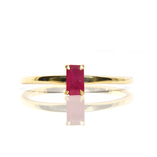 Anillo con Rubí corte Esmeralda  / Gema Mes de Julio