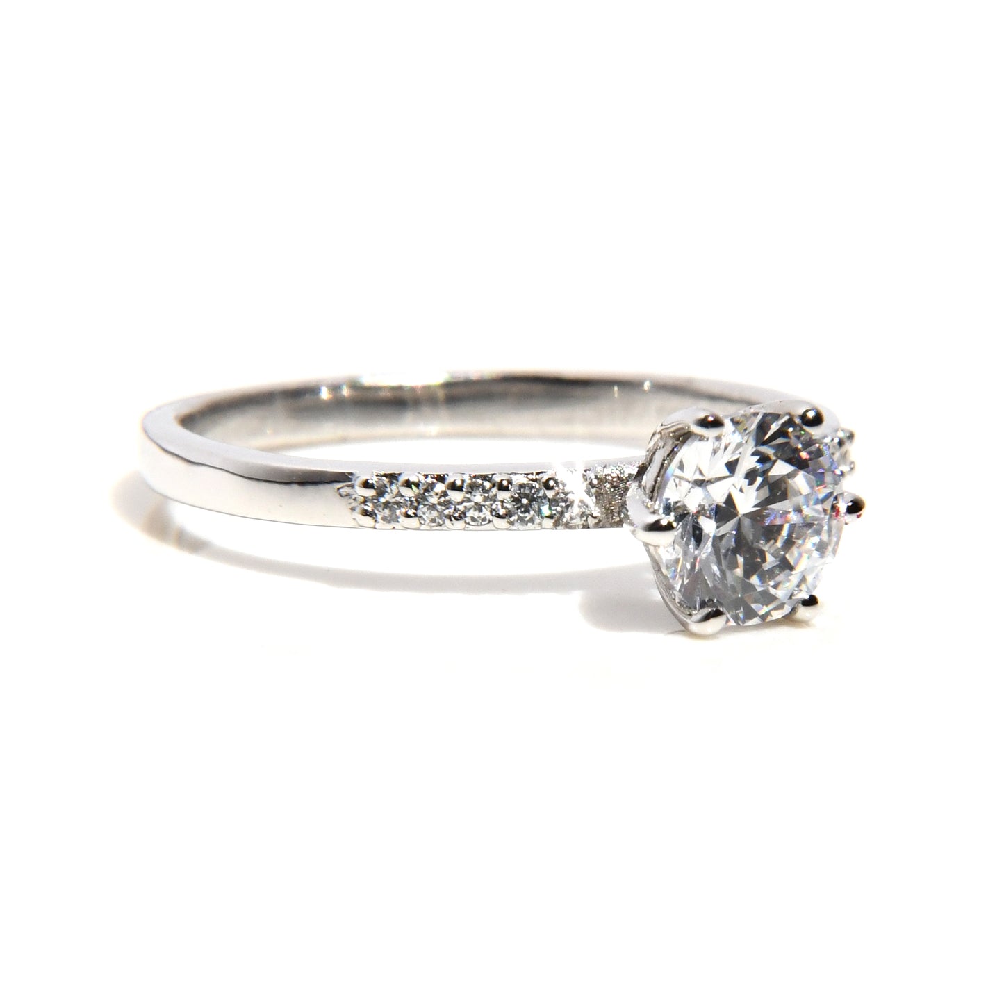 Anillo de Compromiso con Moissanita .80Cts y 10 Laterales