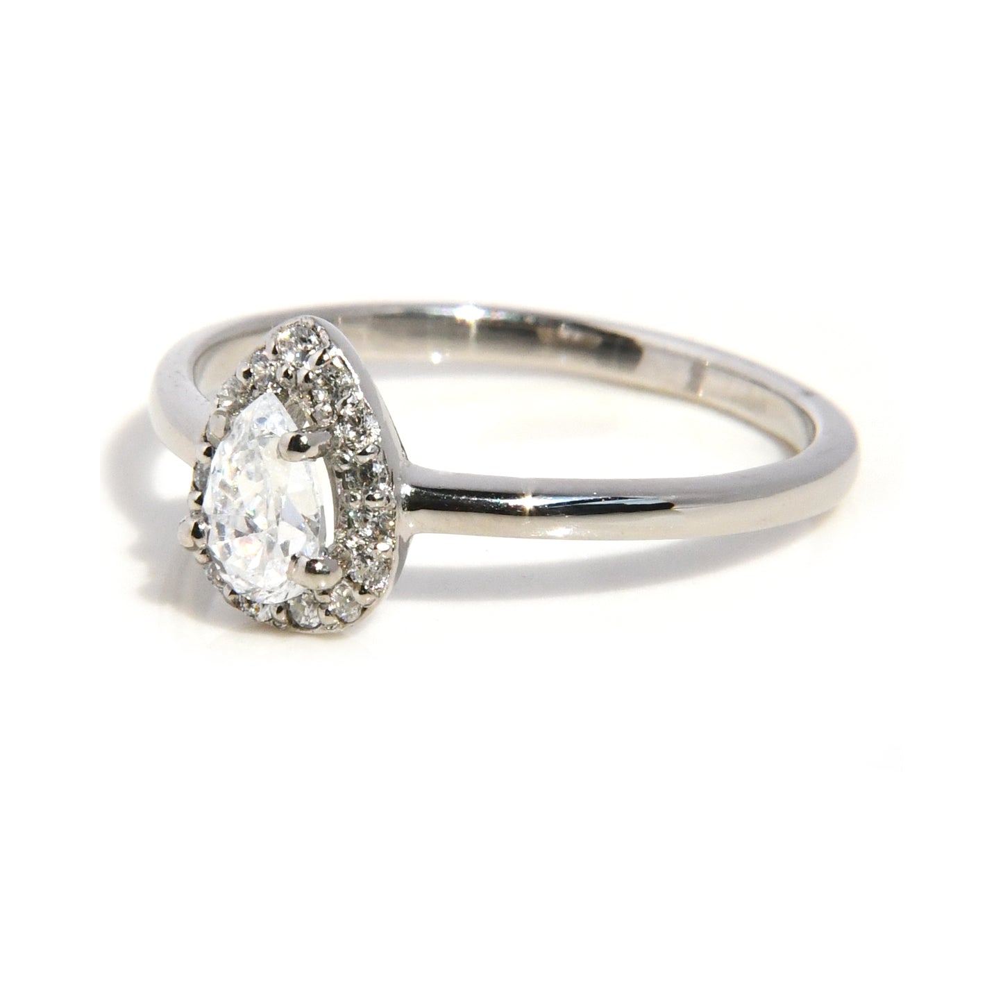 Anillo de Compromiso con Moissanita Corte Pera .50Cts y Halo
