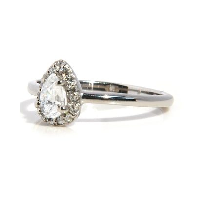 Anillo de Compromiso con Moissanita Corte Pera .50Cts y Halo