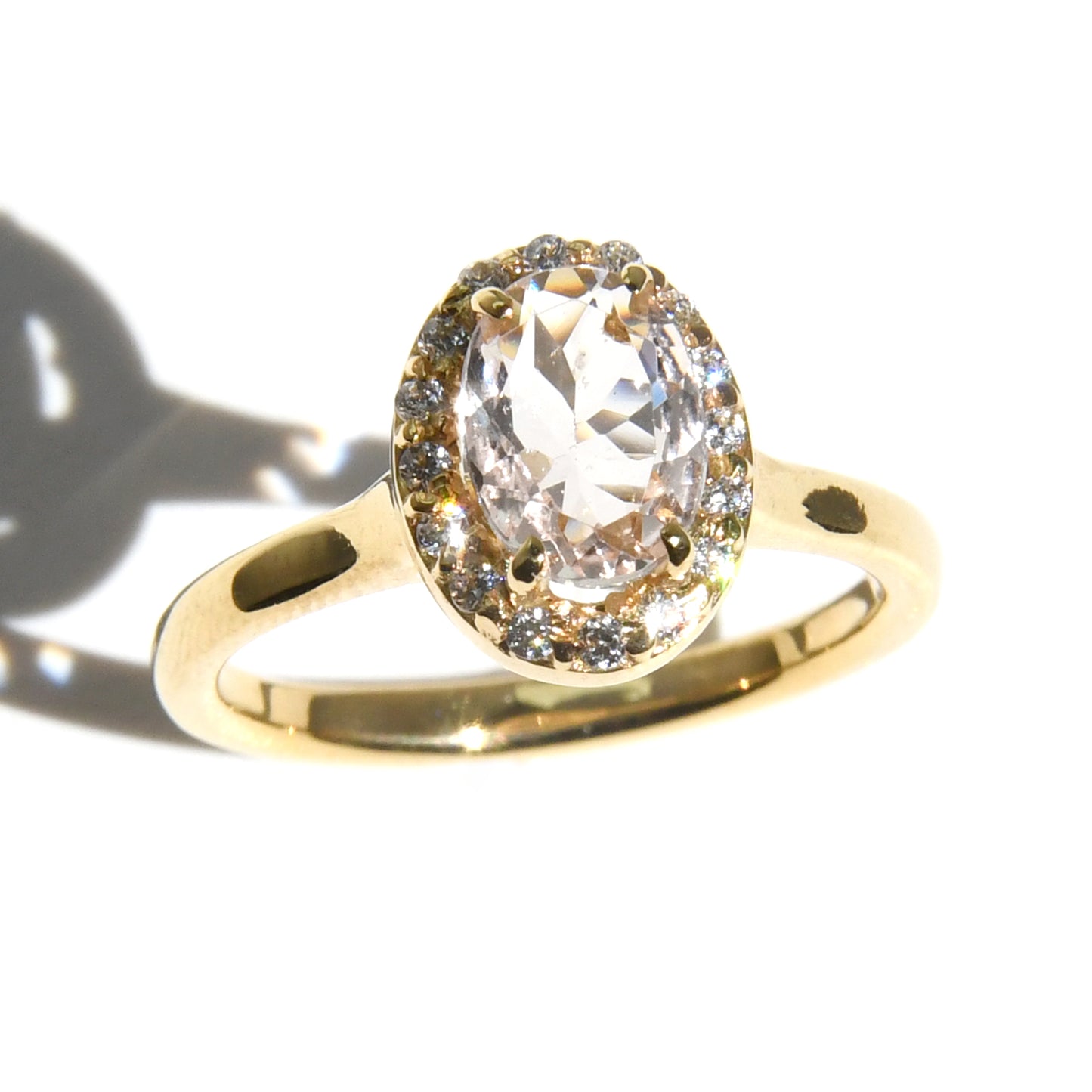 Anillo de Morganita con Halo de Diamantes