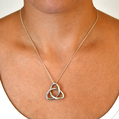Dije Triquetra en Plata Fina