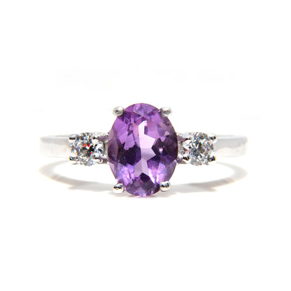 Anillo con Amatista Oval y 2 Diamantes