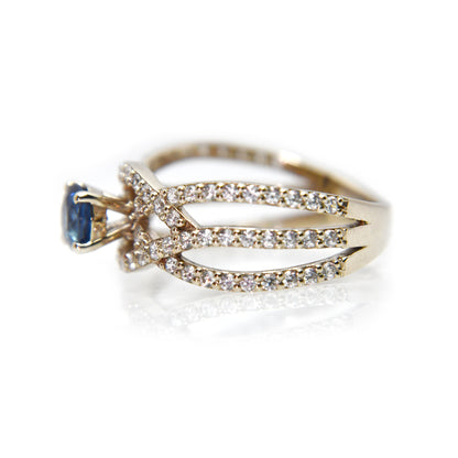 Anillo de Compromiso con  Zafiro .70Cts y Moissanitas