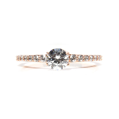 Anillo de Compromiso con Moissanita .50Cts y laterales .14Cts