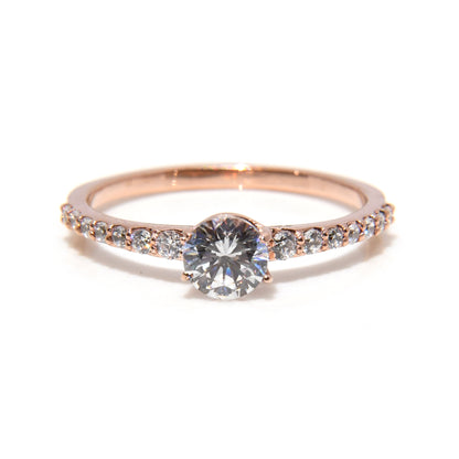 Anillo de Compromiso con Moissanita .50Cts y laterales .14Cts