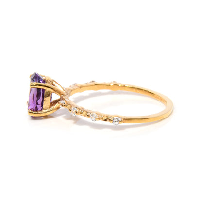 Anillo con Amatista Corte Oval .95Cts y 8 Diamantes
