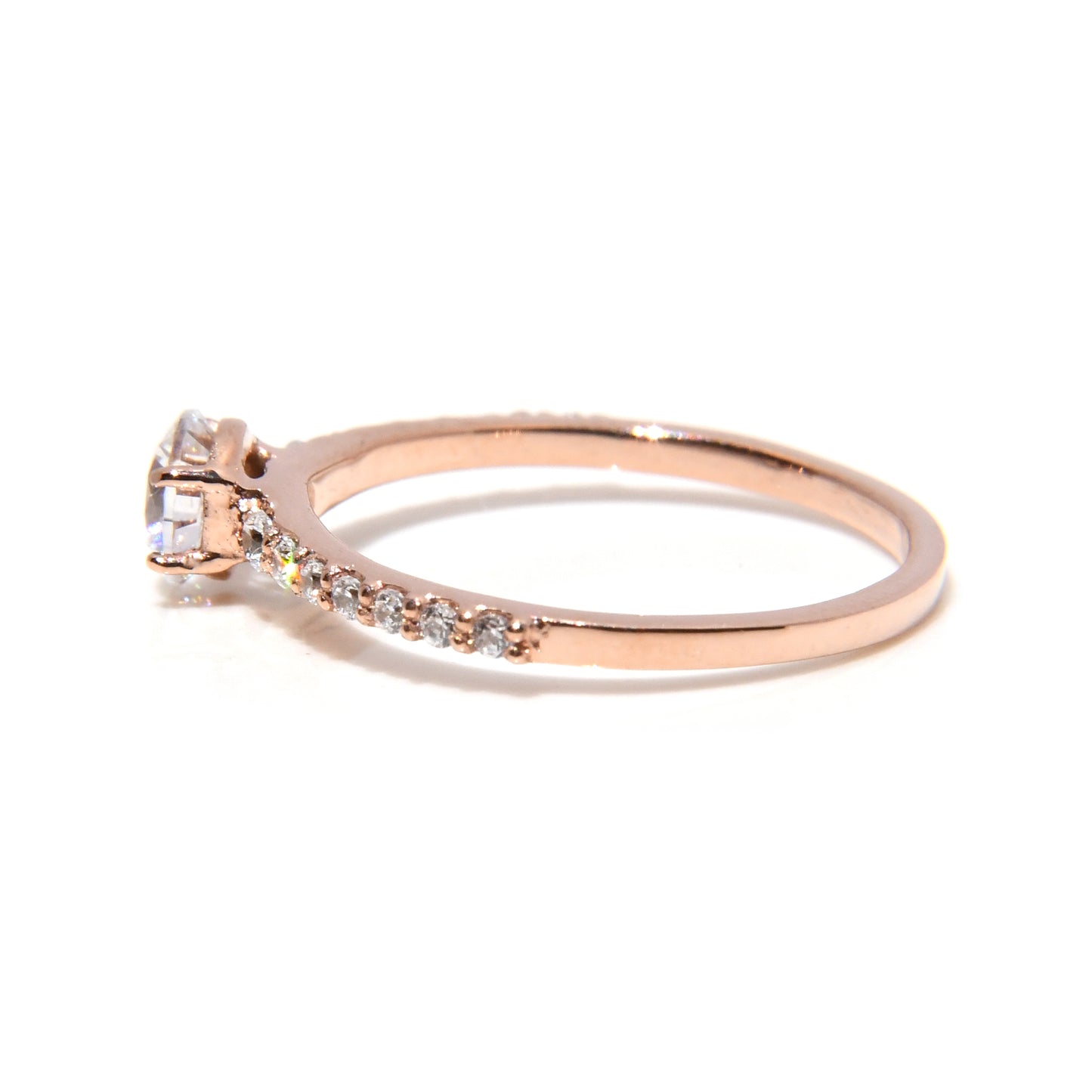 Anillo de Compromiso con Moissanita .50Cts y laterales .14Cts