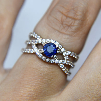 Anillo de Compromiso con  Zafiro .70Cts y Moissanitas