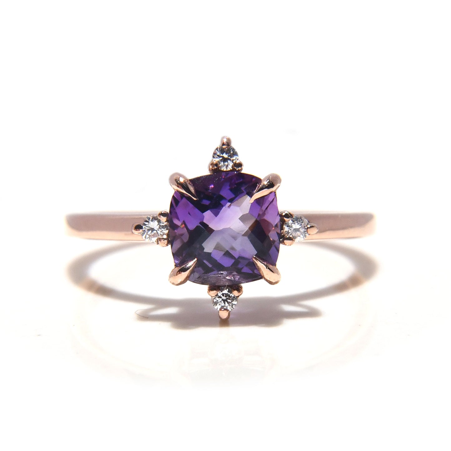 Anillo Roxy con Amatista Cushion de .92cts y Diamantes