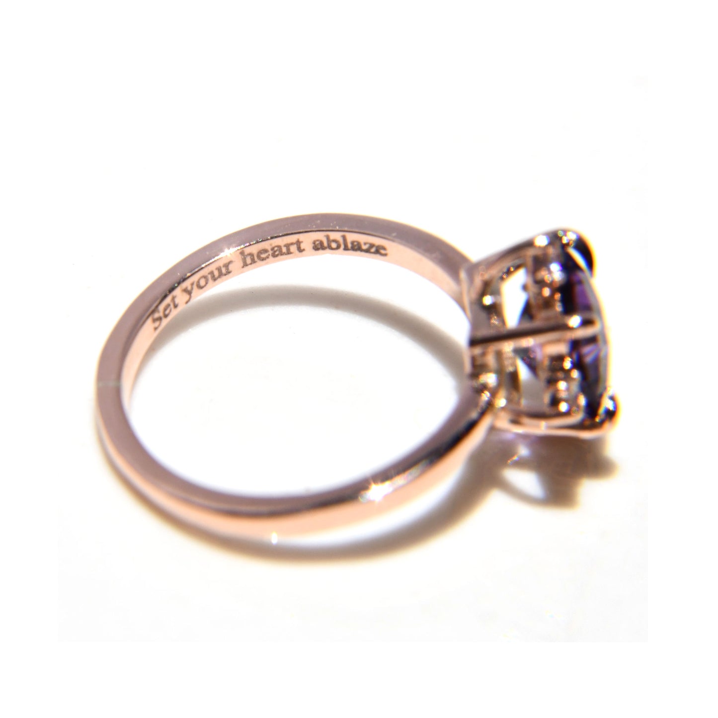 Anillo Roxy con Amatista Cushion de .92cts y Diamantes