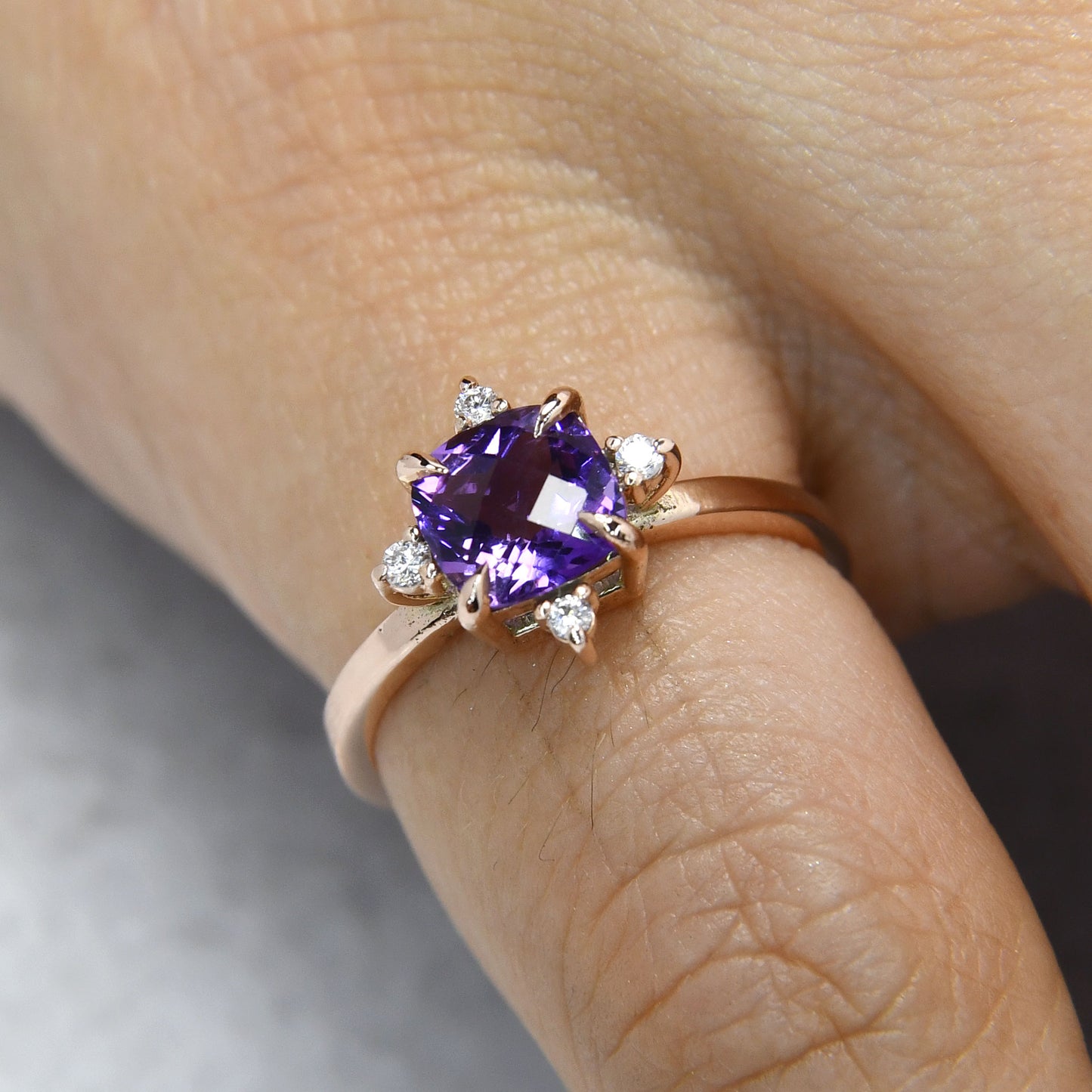 Anillo Roxy con Amatista Cushion de .92cts y Diamantes