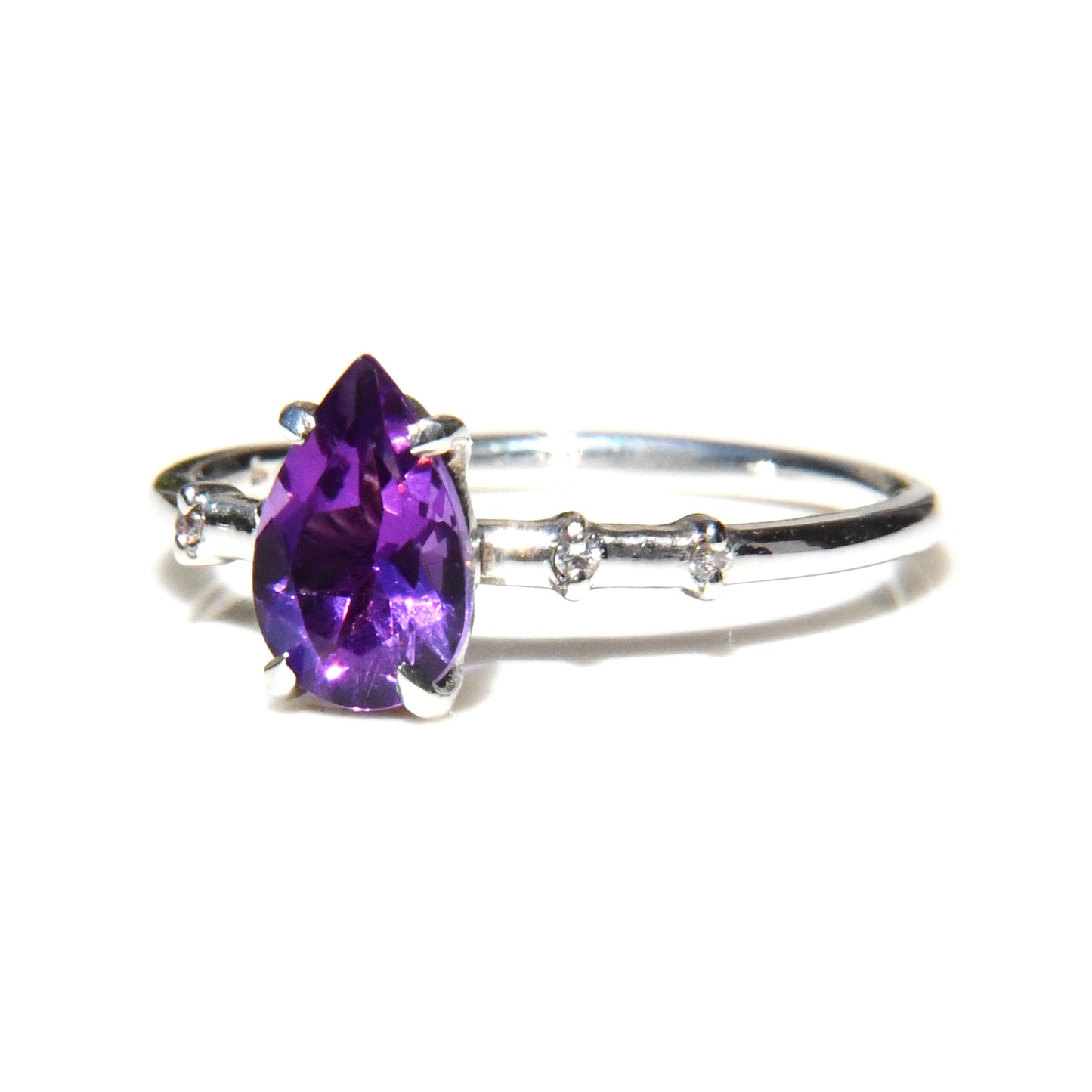 Anillo con Amatista pera y 4 Diamantes