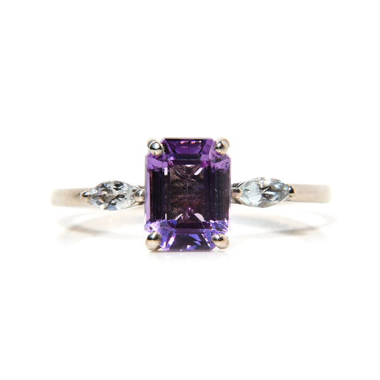 Anillo con Amatista Corte Esmeralda y Topacios Azules