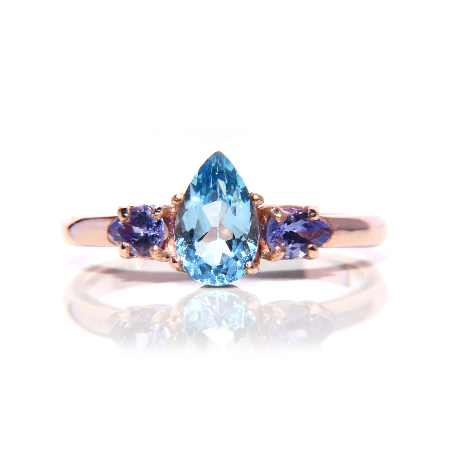 Anillo con Topacio Azul y Tanzanitas corte Pera