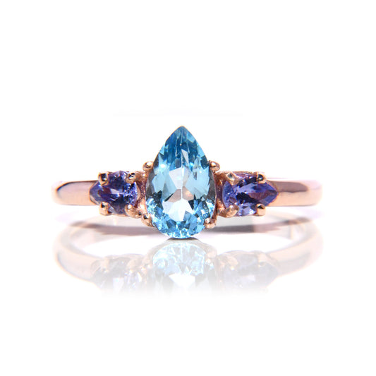 Anillo con Topacio Azul y Tanzanitas corte Pera