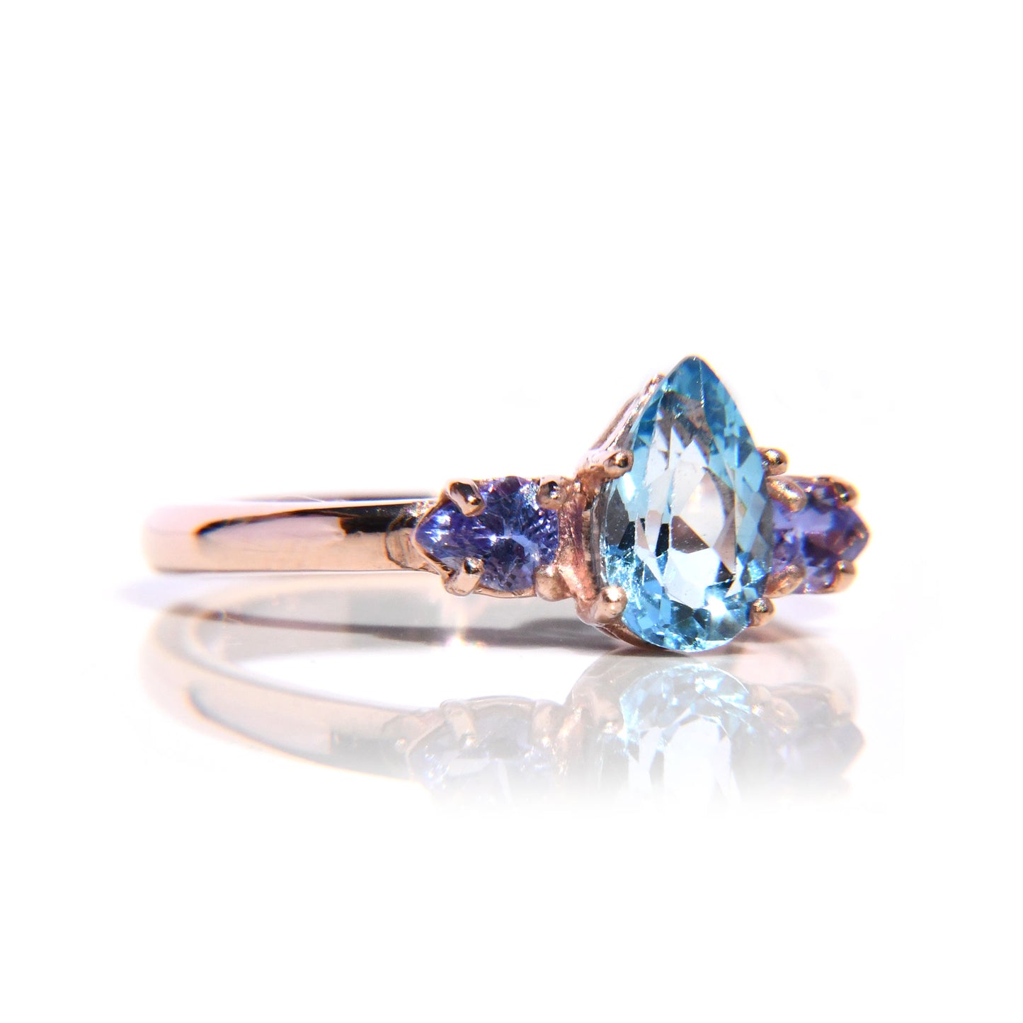 Anillo con Topacio Azul y Tanzanitas corte Pera
