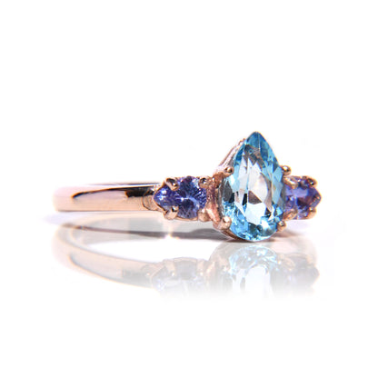 Anillo con Topacio Azul y Tanzanitas corte Pera