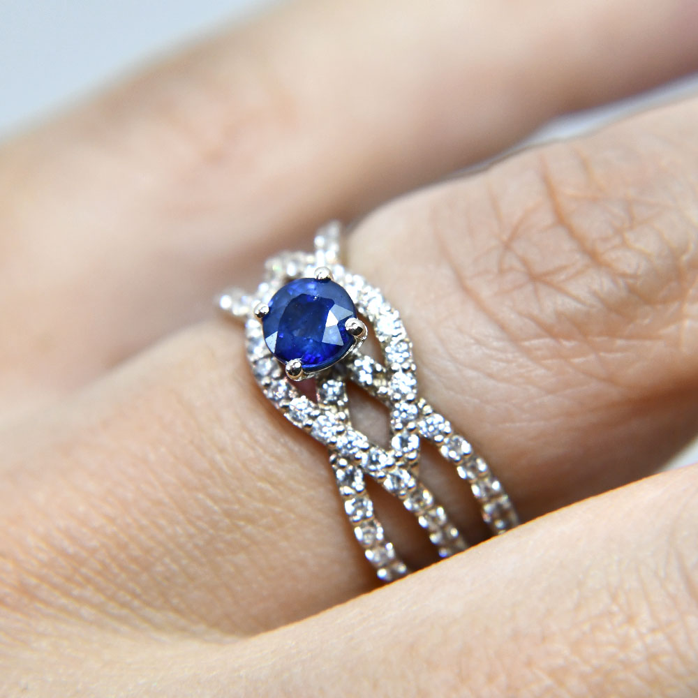Anillo de Compromiso con  Zafiro .70Cts y Moissanitas