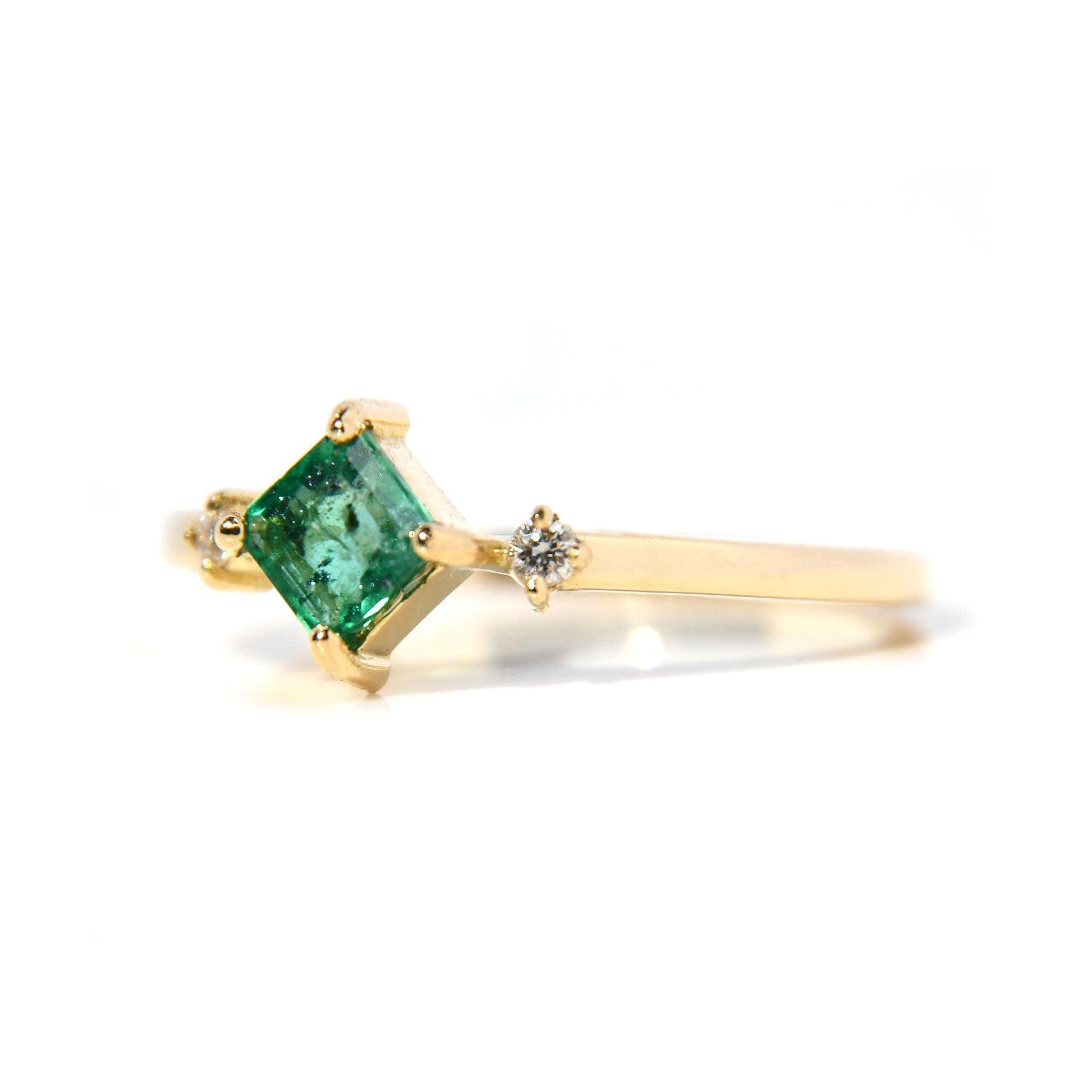 Anillo Aislin con Esmeralda y Diamantes / Gema Mes de Mayo - ALENNA JEWELS