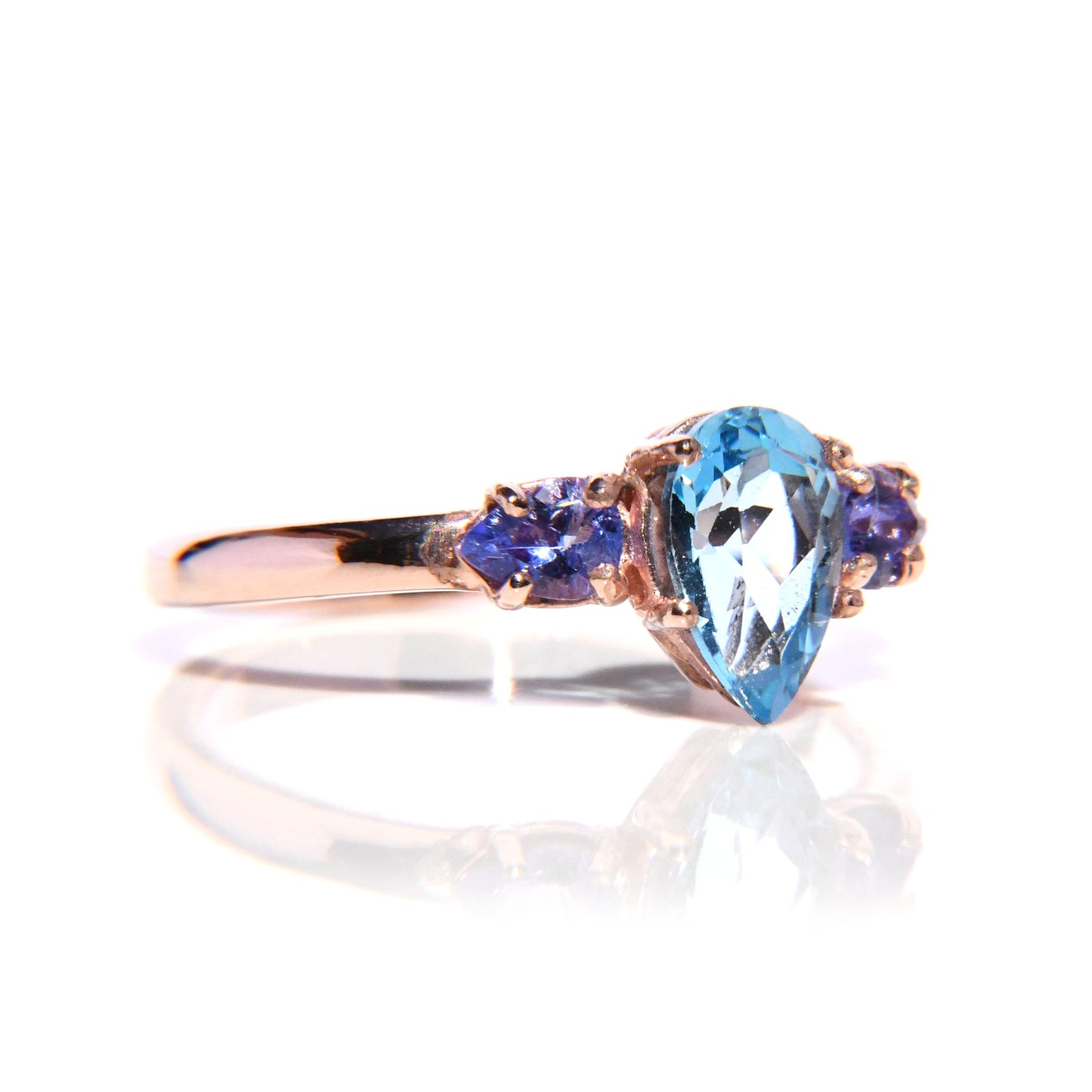 Anillo con Topacio Azul y Tanzanitas corte Pera