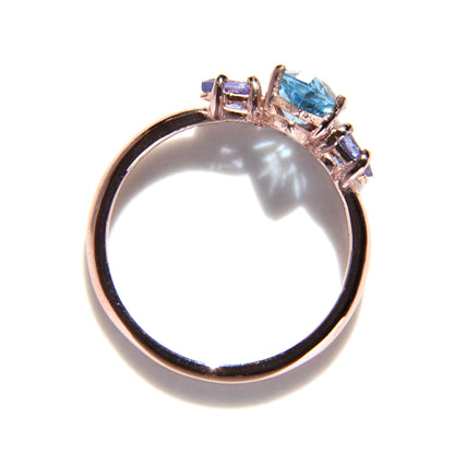 Anillo con Topacio Azul y Tanzanitas corte Pera