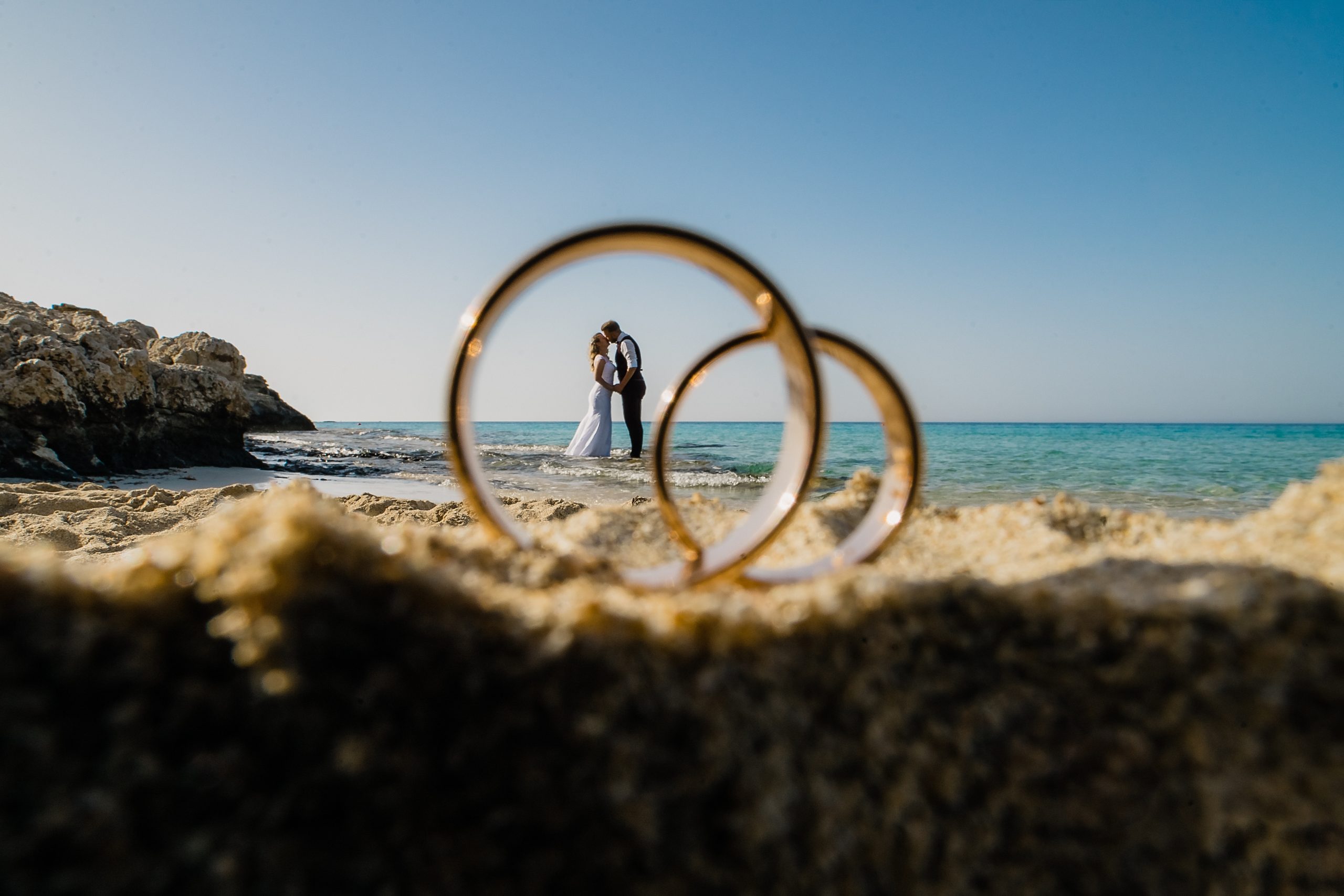 Explora tendencias de anillos de boda 2024: cortes únicos, gemas y metales alternativos para parejas que desean originalidad.